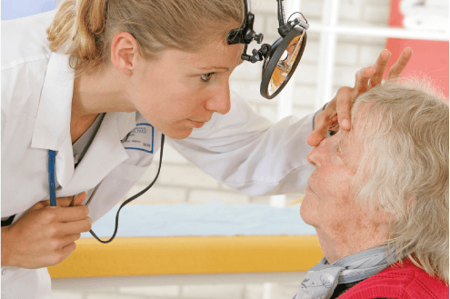 dépistage médecin avec patient