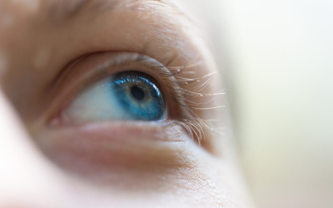 Paupière qui saute : tout savoir sur la myokymie palpébrale